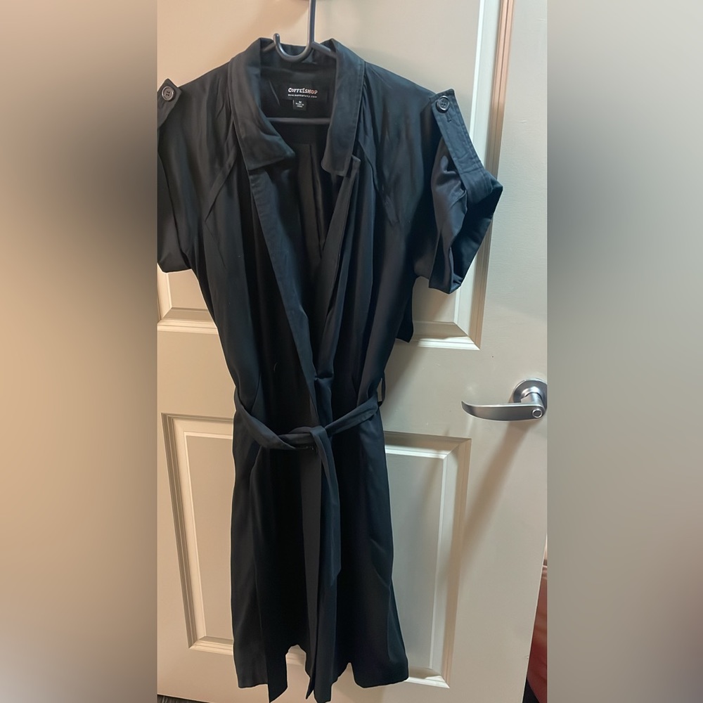 Coffeshop short sleeve belted black trench.